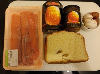 step1: 三文魚洗淨抹乾切一舊舊加<span class="group_2">醃料</span>備用,
現切乾蔥和蒜頭備用,
挖空方包,白色部分方包切細粒做麵包糠需用焗爐焗幾分鐘備用(方包係我自家製的)。