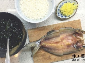step1: 白米 (預先浸30分鐘)
鰹魚粉 (開 1.5杯水成湯底)
乾昆布 (用水先浸軟)