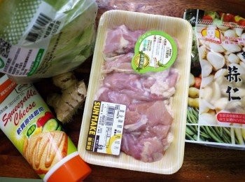 step1: 備好材料，蒜頭與薑切末(亦可一起打成蒜薑汁)，雞腿肉切至一口大小