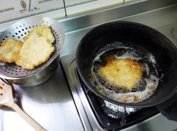 step3: 起油鍋約160-170度油溫(如果油溫太低，豬排下鍋麵包粉都散光)，中小火炸至金黃。下鍋時請不要急著翻面，先將一方炸至微金黃定型後再翻面，炸到2面金黃酥脆後立即起鍋(還有餘溫讓肉熟成)