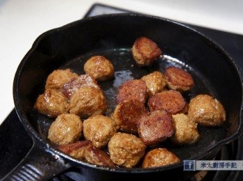 step3: 把肉丸煎至表面金黃，備用。