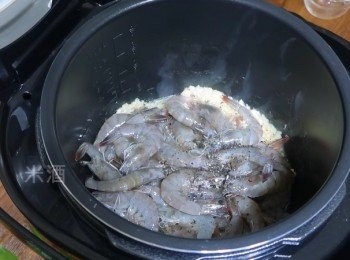 step4: 待奶油融化後加入蒜碎炒出香氣，
然後依序加入處理好的大白蝦，
現磨黑胡椒粒ˊ米酒