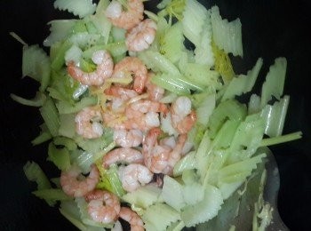 step9: 再倒入蝦仁炒勻，落少許鹽調味即可