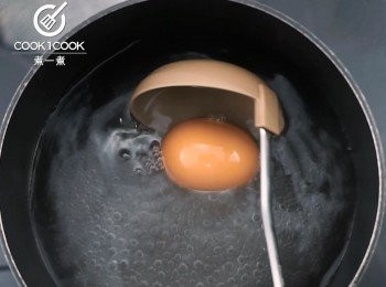 step11: 用湯匙輕輕將雞蛋放進水裡（避免雞蛋會裂開）