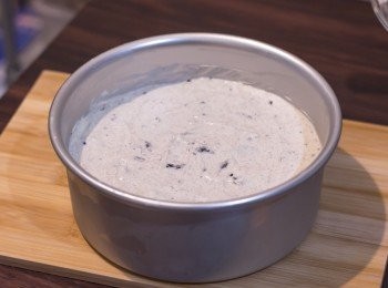 step10: 取出餅底，倒入混合物後掃平表面，包好放入冰箱（冷凍庫Freezer）約 3 小時至硬身