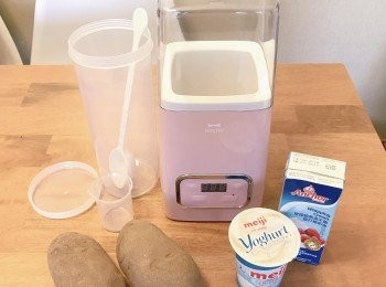 step5: (預先製作)：將淡忌廉和原味乳酪攪勻後放入乳酪機，設定43度加熱6小時，完成後放入雪櫃一晚就食得