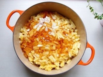 step3: 準備一個厚底鍋,放入切好的鳳梨及2/3的麥芽糖(麥芽糖1/3備用)。