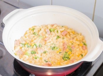 step9: 加入黑胡叔碎拌勻，試味後調整味道即成。