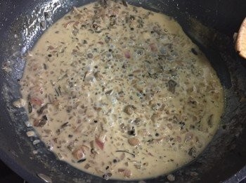 step7: 用回原鑊，先倒去太多的油，只剩一茶匙左右。加紅蔥粒炒至透明，再加入啡蘑菇粒、牛油、原粒蒜頭、原條百里香和迷迭香。炒三分鐘。加入少許紅酒醋。再加入黑椒碎。雞湯在一邊煮滾，一邊收汁至一半左右。加入雞湯。慢煮至少許杰身