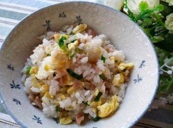 step2: 同一鍋子再加一茶匙油 , 燒熱後 , 加入切碎的蒜頭 , 炒至香味出來 ; 把白飯加入 , 炒至乾身後 , 再把其他料加入拌勻 ;  蔥花加入 , 加適量鹽調味即可