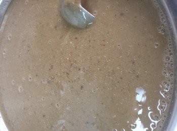 step4: 邊加入200g到步驟(2)的粉漿中，並邊攪拌煮成糊狀。