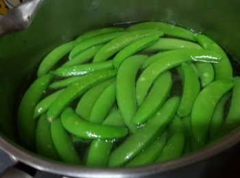 step3: 鍋加入清水煮滾，倒入少許油，將甜豆倒入出水2分鐘，撈起瀝乾水