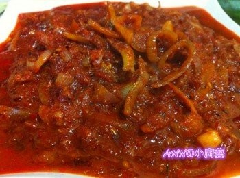 step4: 然後加入食水和其他調味料，慢火煮后加入蔥絲再煮至半收汁即可。