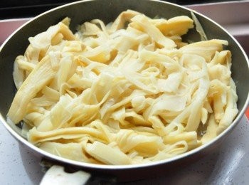 step8: 使用炒五花的餘油，將筍絲下鍋悶炒一下在起鍋備用