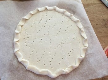 step2: 用手指圍著酥皮摺成花邊，用叉輕輕隨意地插酥皮，防止升起備用。