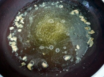 step6: 倒入炒糖裡均勻的拌至糖融化，糖的甜度依個人喜好可以再增或減少(若是用一般市售的柳橙汁糖可減少一點)