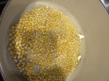 step1: 椰子油倒進煲內用中火煮熱，然後倒入玉米粒轉慢