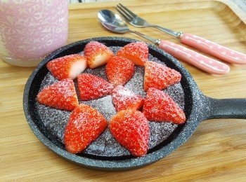 step4: 取出鐵鑊後放上水果及灑上糖粉即可。