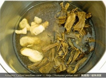 step6: 將梅乾菜與薑片也放入電鍋中，用一米量杯的水燉煮片刻。