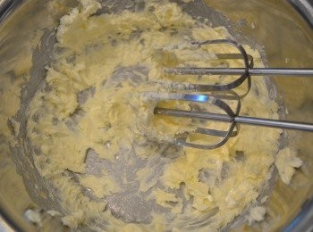 step2: 取一個大盆放入牛油，用電動打蛋器以低速攪拌均勻，攪拌至呈現乳霜狀。