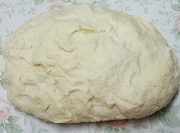 step2: 將水及油拌勻，然後快速逐少倒入大碗內，與麵粉拌勻，搓成麵糰（水及油會分開，攪拌後立刻倒入麵粉內便可，如太濕可多加點粉，可能不需用全部的水及油）