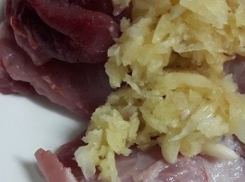 step2: 糯米蒸熟蒜頭搗碎