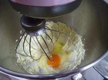 step3: 牛油加砂糖用電動攪拌器打勻至奶白色軟滑忌廉狀 (5分鐘), 逐一隻雞蛋加入 慢速攪拌