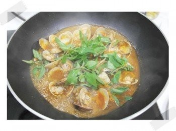 step5: 蛤犡全開後灑上黑胡椒及加入九層塔拌炒一下即完成^^'