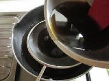 step2: 黑糖放入水中煮至溶化待降到約50度將泡軟的吉利丁片擠乾加入攪拌,用濾網過濾