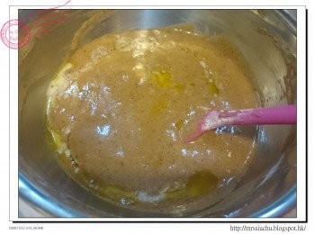 step4: 加入牛油, 輕輕拌勻。小心不要弄去蛋糕液內的空氣。