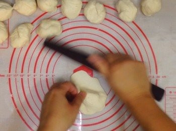 step10: 每份小麵糰先用手按扁，再用小麵粉桿在四周捍薄（中間要比四周厚點），之後將麵糰放上手，