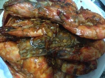 step1: 先將大蝦解凍洗淨挑去腸，剪腳，眼、觸鬚等等備用將蝦頭及身（剪開目的是容易煮熟）但不要剪斷