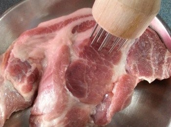 step1: 梅頭豬肉洗淨,用肉插插鬆肉部份