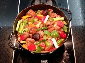 step14: 完成前可依個人喜愛再淋上一匙的花雕酒做提味。