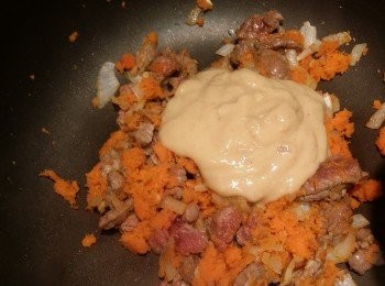 step3: 1茶匙橄欖油以中火略炒洋蔥粒, 然後放牛柳粒和甘筍粒, 最後加埋地捫忌廉咖喱醬和1湯匙水, 炒至收汁便可盛起.