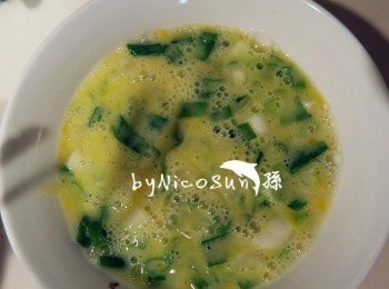 step2: 蛋液加入太白粉水和牛奶及蔥花