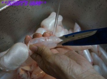 step3: 開頭我都以為魚標好難洗，但其實係好易。只需要用水洗乾淨，之後用剪刀剪穿個泡泡~