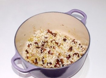 step5: 加入米,把火關小.這時米開始輕輕的炒,請持續攪拌。約一分鐘後將白酒倒入鍋裡,繼續攪拌...將酒精煮到揮發,留在飯裡會是美味的精華