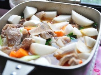 step8: 接著放入約1量杯米酒及0.5量杯冷水滾煮，順便將白蘿蔔下鍋一起燉煮