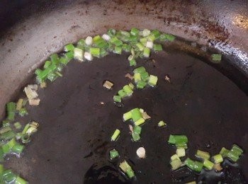 step1: 起鍋放入蔥花爆香