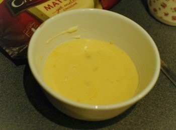 step1: 先在微波爐用的碗內，塗一層薄薄的奶油。然後下兩隻蛋及牛奶，用叉或筷子打發至均勻