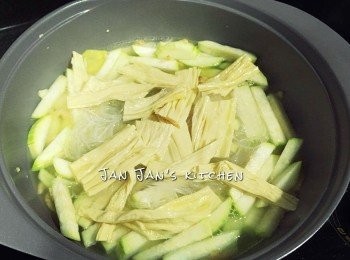 step1: 下油爆香蒜蓉薑片，下蝦米炒香，下節瓜炒勻，放入粉絲、雞湯及水煮滾收中小火炆至節瓜半軟才放入鮮腐竹多煮2分鐘。