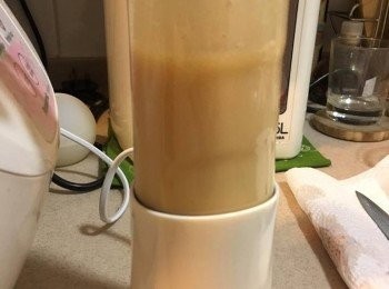 step2: 打好的蜜桃蓉約100ml，加入牛奶、淡忌廉、砂糖再打勻，然後倒入大碗中