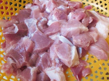 step3: 瘦肉洗淨，切小，飛水