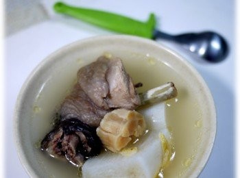 step4: 裡頭只靠乾干貝並沒有加其他調味料，但喝起來的湯頭卻像加入蛤蜊般有海味十足的鮮甜喔