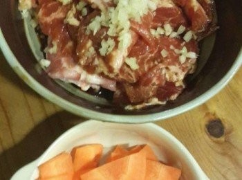 step1: 薑末切碎或是磨成泥~梅花肉醃料30分入味 備蔬菜準備