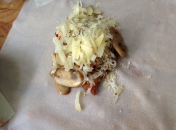 step2: 2)春卷皮加入磨姑, 泡菜, 腩肉片再加芝士包好