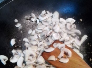 step3: 4。將鍋子洗乾淨，擦乾後放入蘑菇，炒製出水取出。