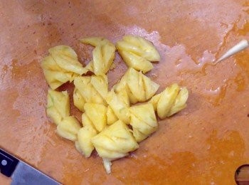 step7: 菠蘿切芯後切塊備用