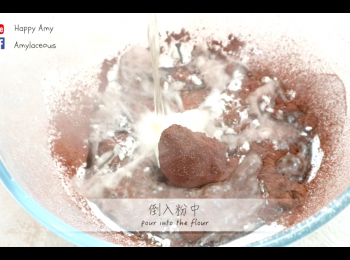 step5: 將已加熱的植物油倒入低筋麵粉和無糖可可粉中，以打蛋器拌勻。